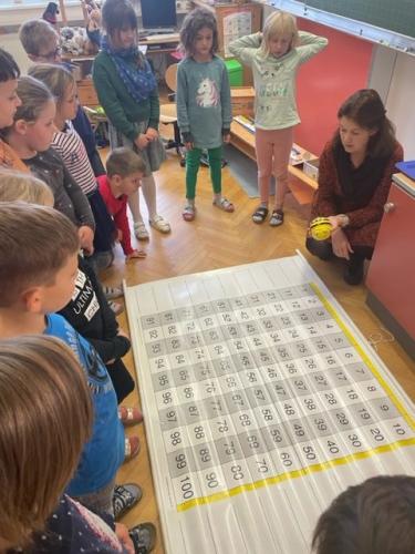 Wir arbeiten mit der Bee Bot im ZR 100 - 2.Kl
