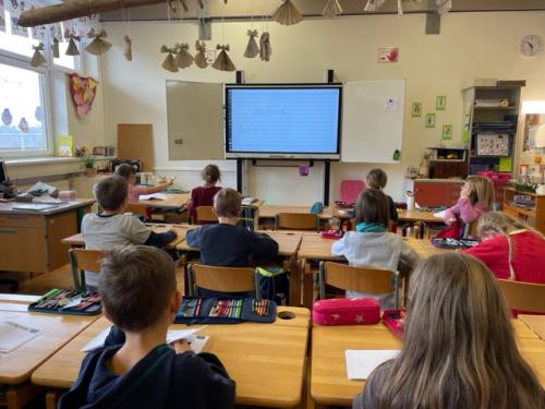 2. Klasse - Die neuen digitalen Tafeln sind da!
