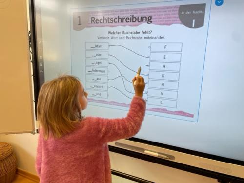 2. Klasse - Die neuen digitalen Tafeln sind da!