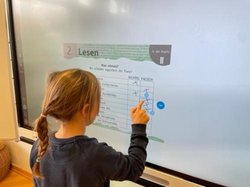 2. Klasse - Die neuen digitalen Tafeln sind da!