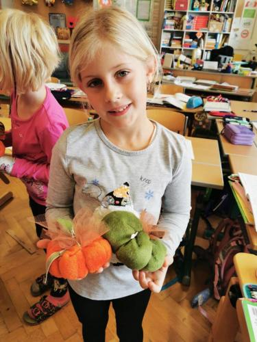 Kürbis basteln - Werken - 2. Kl