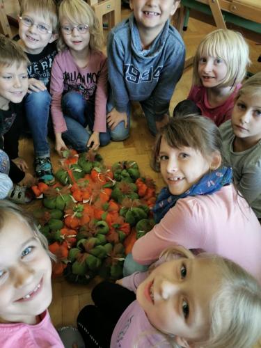 Kürbis basteln - Werken - 2. Kl