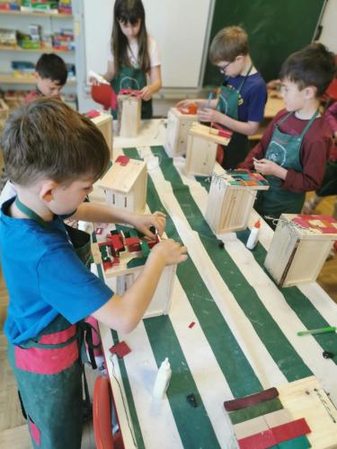 Wir bauen einen Schmetterlingskasten!